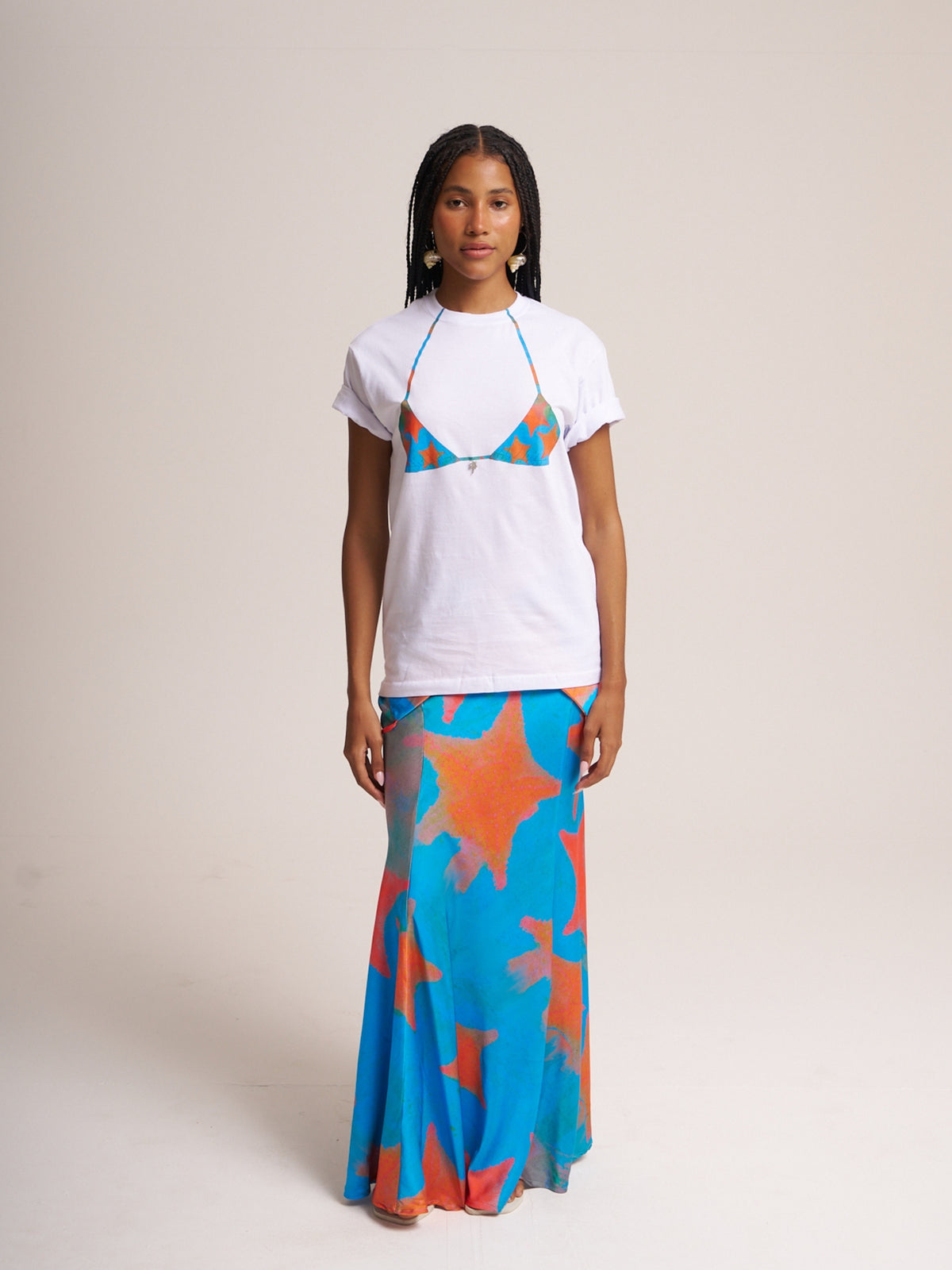 Surreal T-shirt Tropicana by Bahama Mama worn with the blue and orange star-print maxi skirt