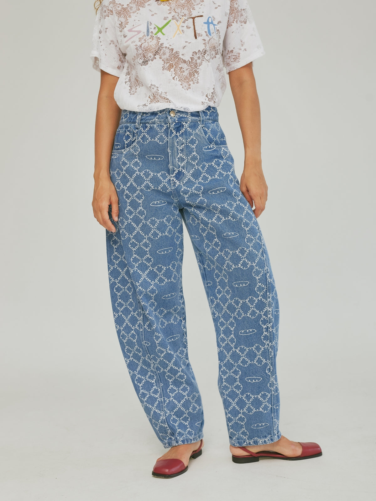 The SIXXTA Panes Huevito Jeans worn with a printed white top