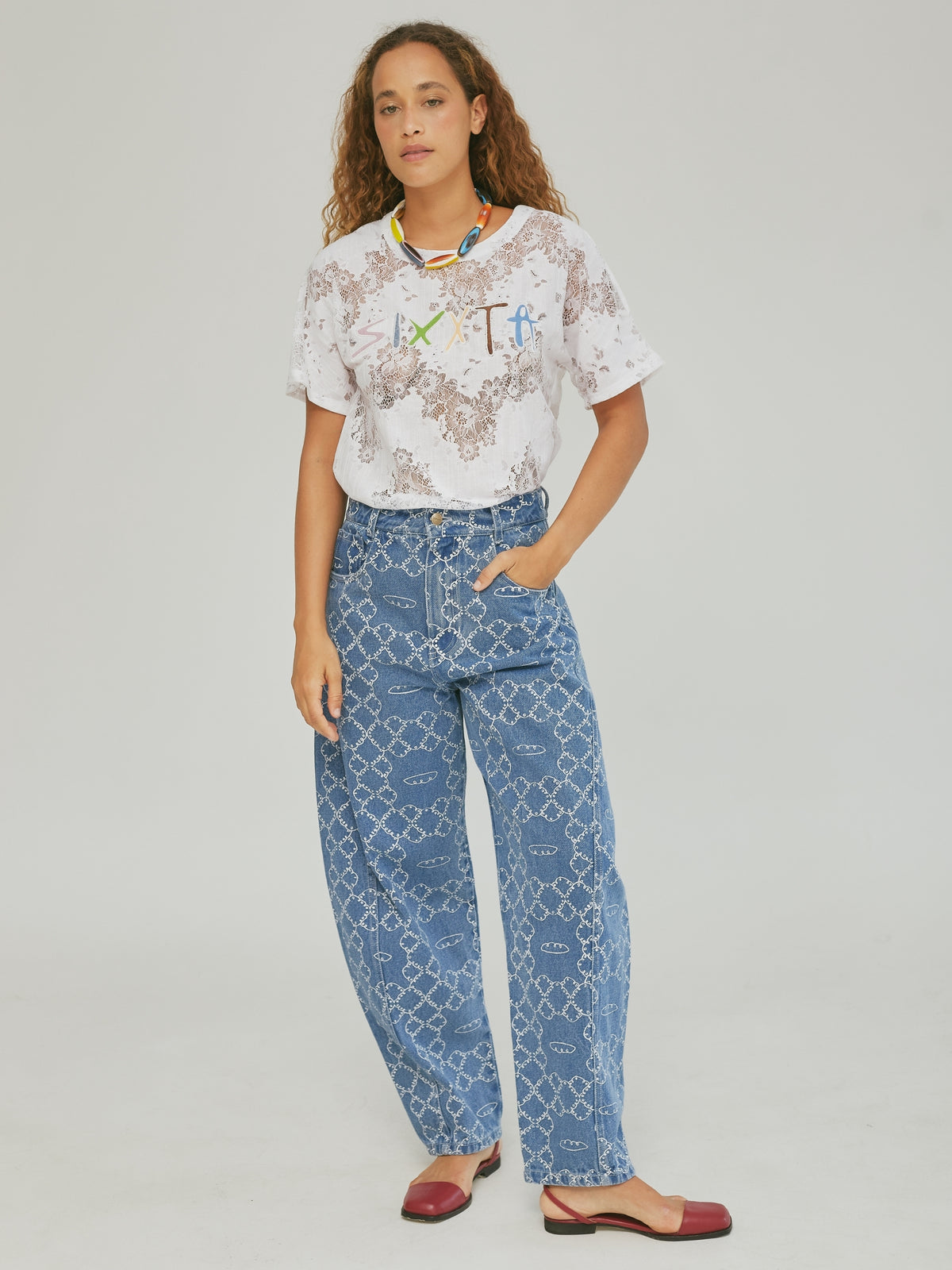 Panes Huevito Jeans by SIXXTA: high-waisted balloon-fit jeans in printed blue denim